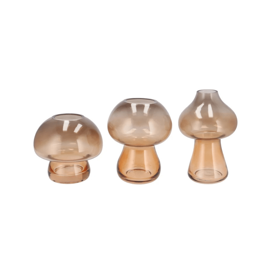 Set de 3 vases champignon en verre ambré soufflé. Design rétro et chaleureux, parfaits pour sublimer une décoration naturelle et moderne.
