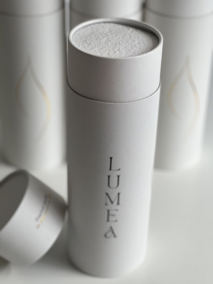 Bougie rechargeable 1kg Lumea – bougie en perles végétales, personnalisable, auto-sécurisante, dans un packaging blanc haut de gamme.
