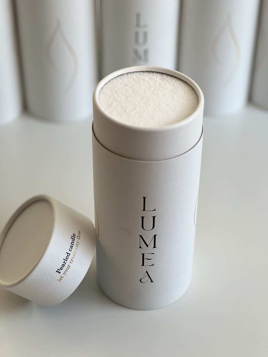 Bougie rechargeable 500g Lumea – bougie en perles végétales, personnalisable, auto-sécurisante, dans un packaging blanc haut de gamme.