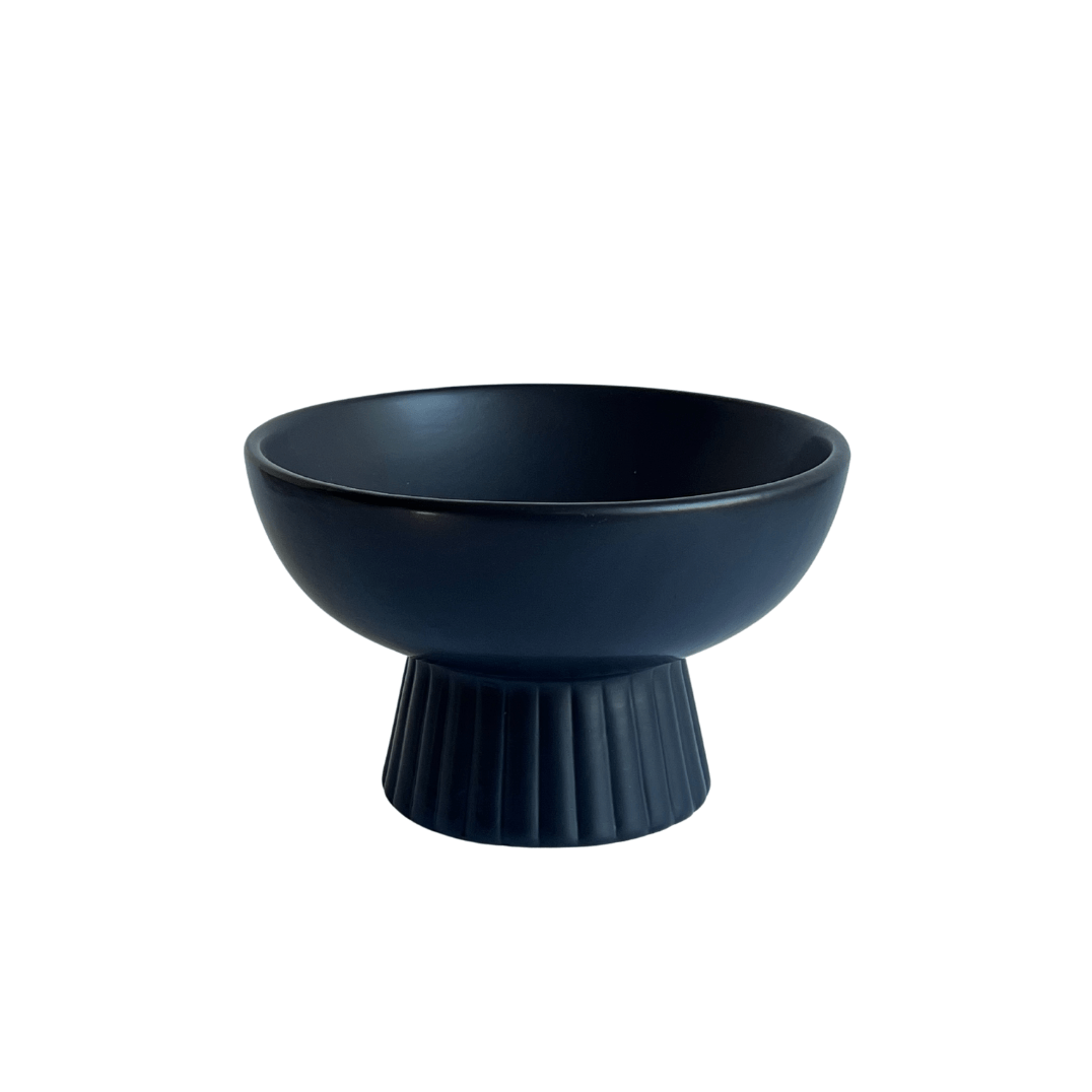 Coupe noire mate au style minimaliste avec base striée. Parfait contenant pour bougie perlée, centre de table ou décoration moderne.
