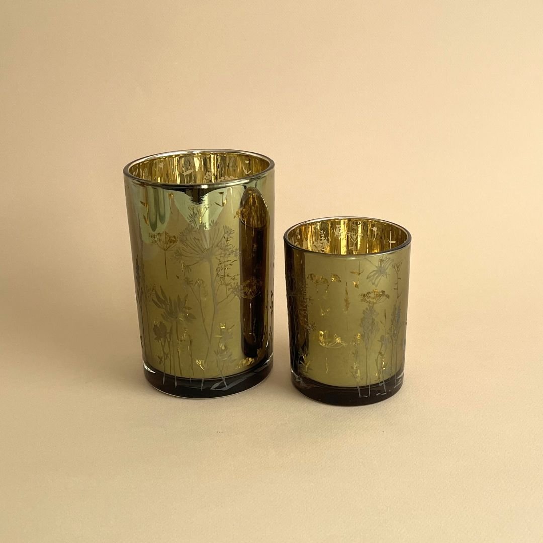 Portavelas de té con flores verdes y doradas