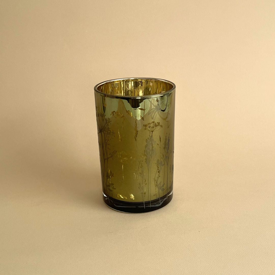 Portavelas de té con flores verdes y doradas