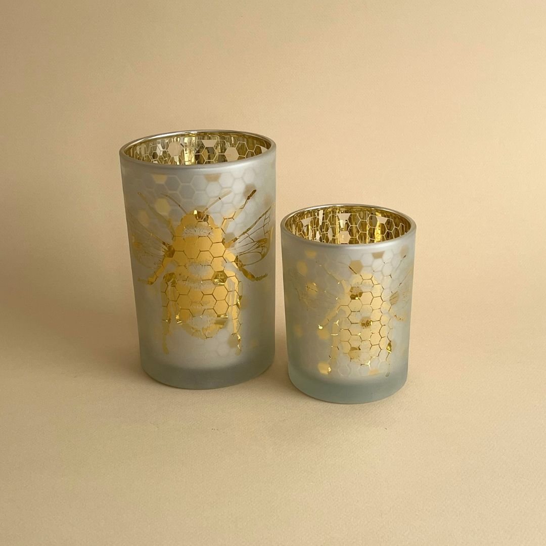 Portavelas de té con forma de abeja dorada