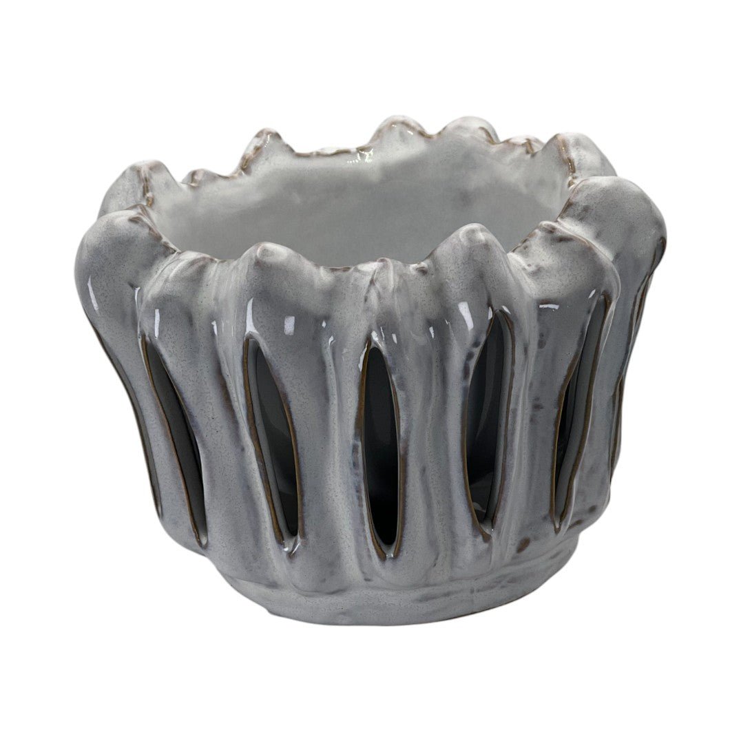 Photophore en céramique gris à structure ajourée et forme sculpturale. Design original, idéal pour sublimer une bougie perlée ou créer un jeu d’ombres élégant.