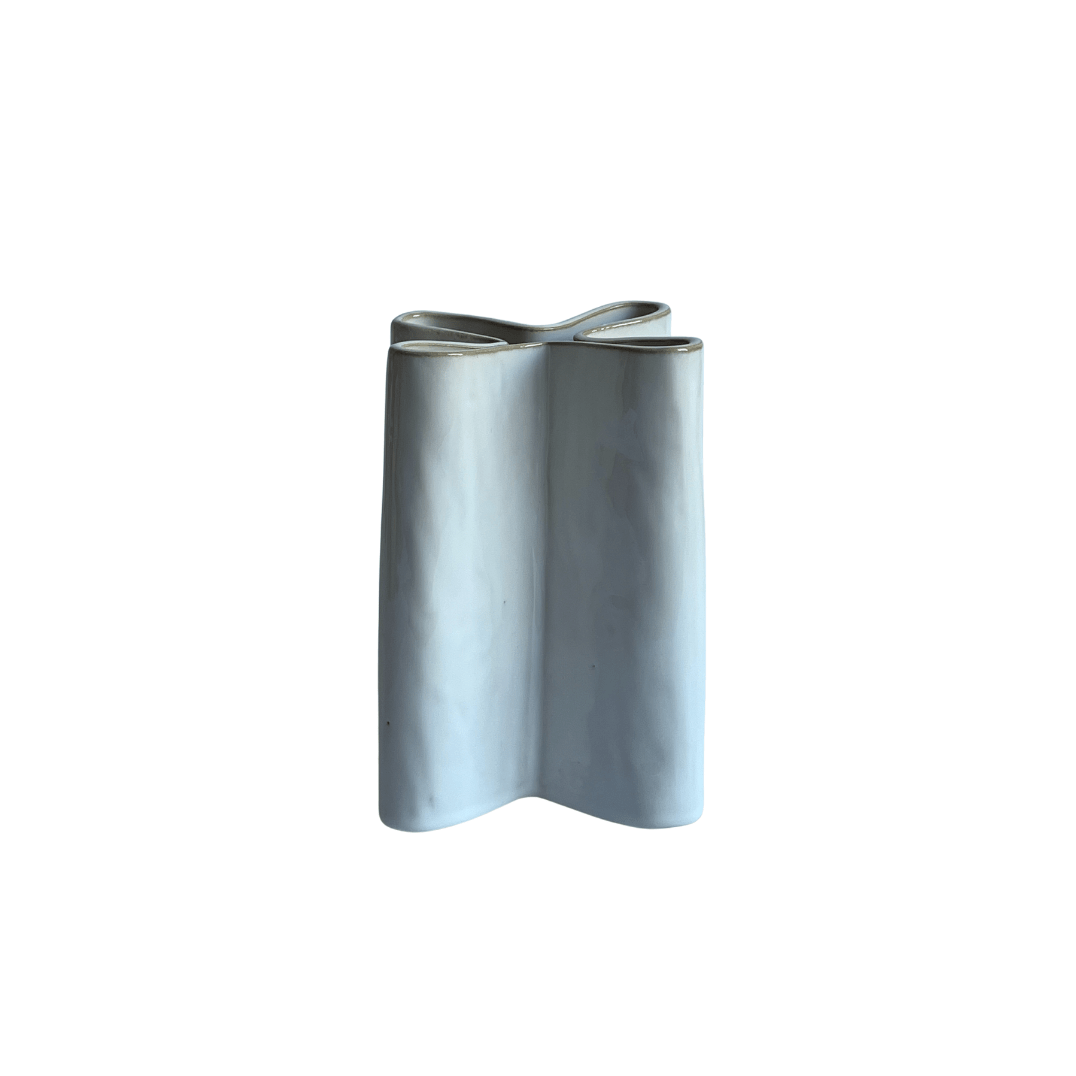 Vase en céramique blanche à structure multicolonne. Design sculptural et contemporain, parfait pour des fleurs séchées ou comme pièce décorative centrale. Idée cadeau originale.