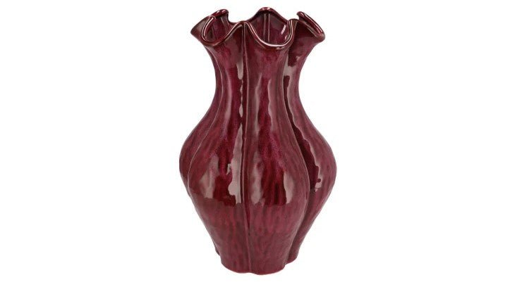 Vase en céramique rouge bordeaux à bouche ondulée. Pièce sculpturale et élégante, parfaite pour accueillir des fleurs ou décorer seule. Idée cadeau design.