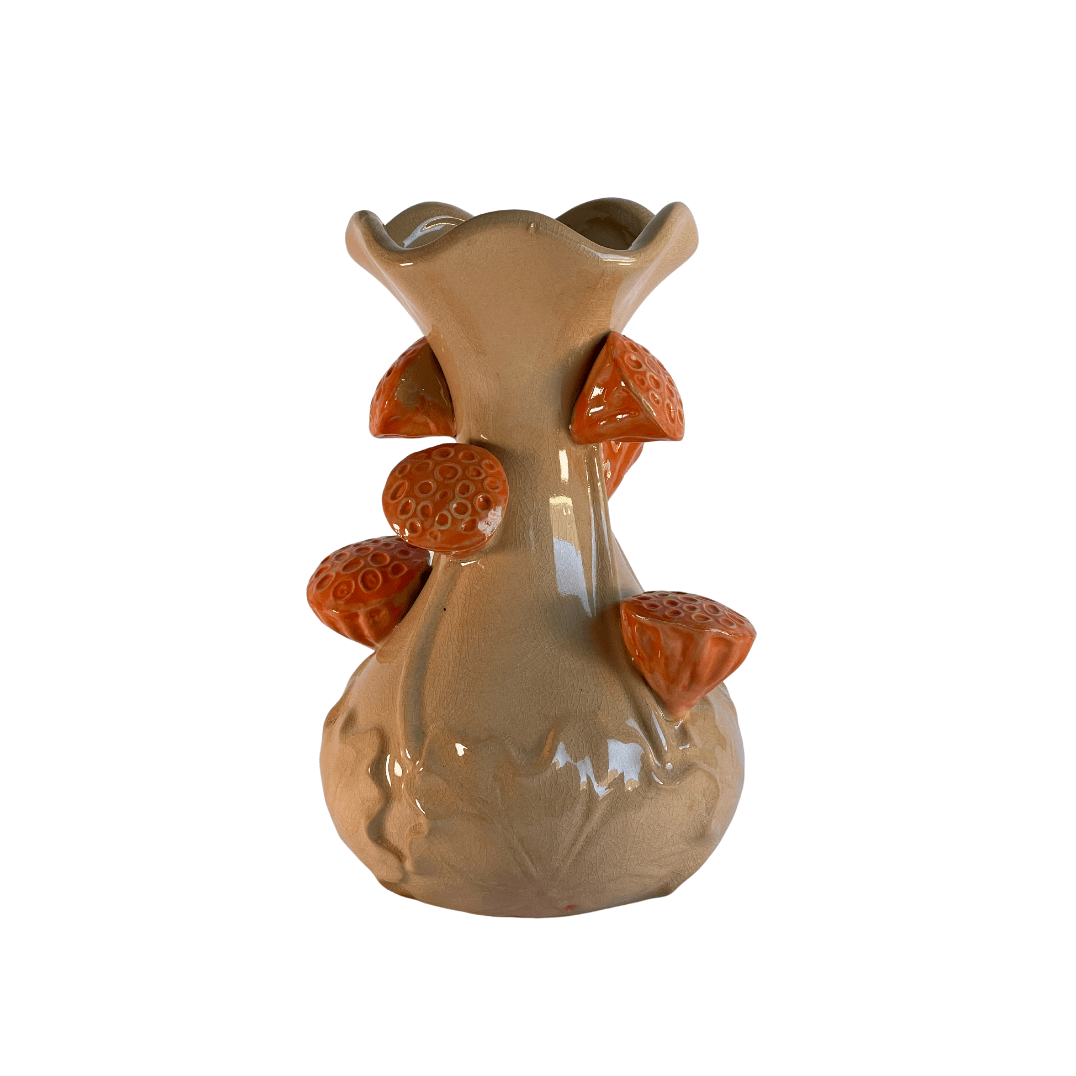 Vase décoratif beige en céramique avec reliefs orange en forme organique. Idéal pour accueillir des fleurs ou à offrir en cadeau design et original.