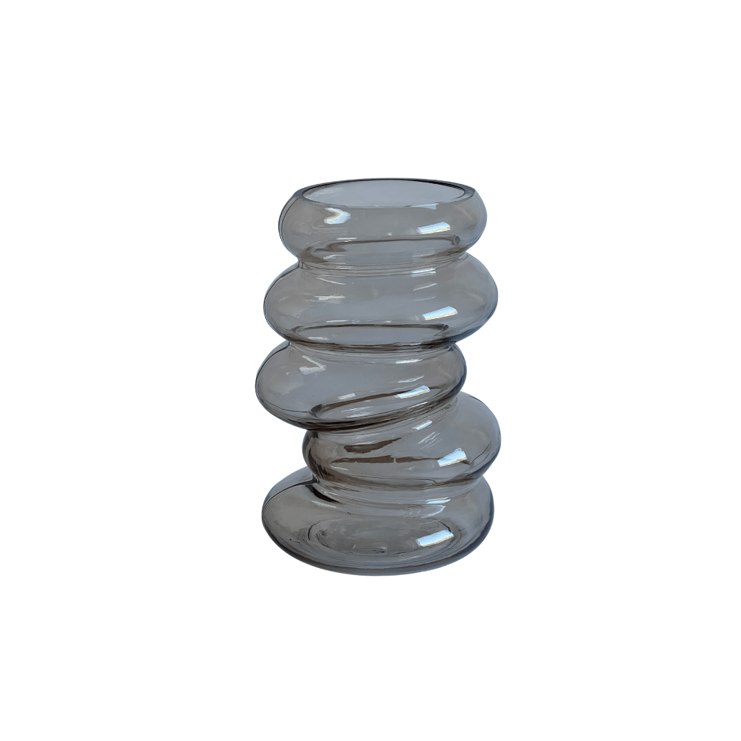 Vase en verre translucide au design empilé organique. Silhouette sculpturale et moderne. Parfait pour accueillir des fleurs ou comme idée cadeau déco originale.