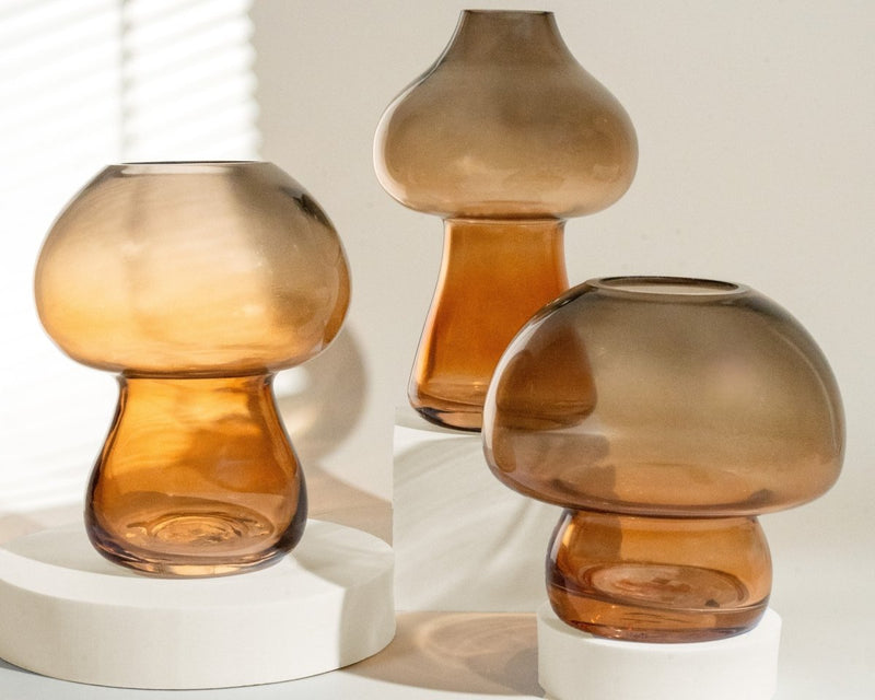 Trio de vases en verre ambré aux formes organiques et arrondies type champignon, parfaits pour une décoration intérieure contemporaine ou comme idée cadeau originale.