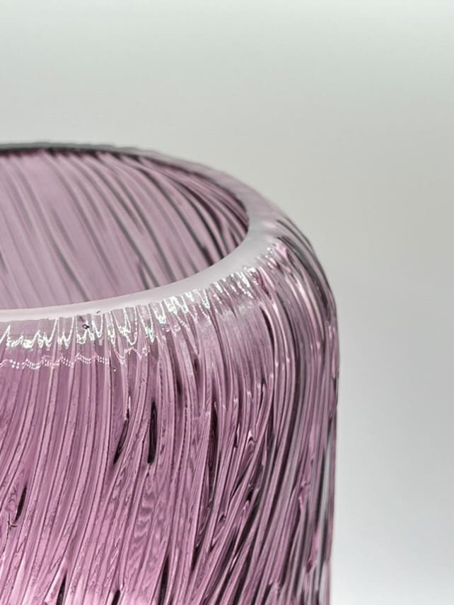 Vase violet nervuré