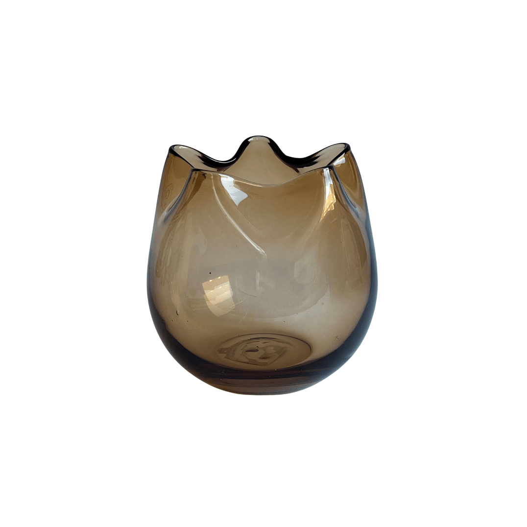 Vase brun ondulé