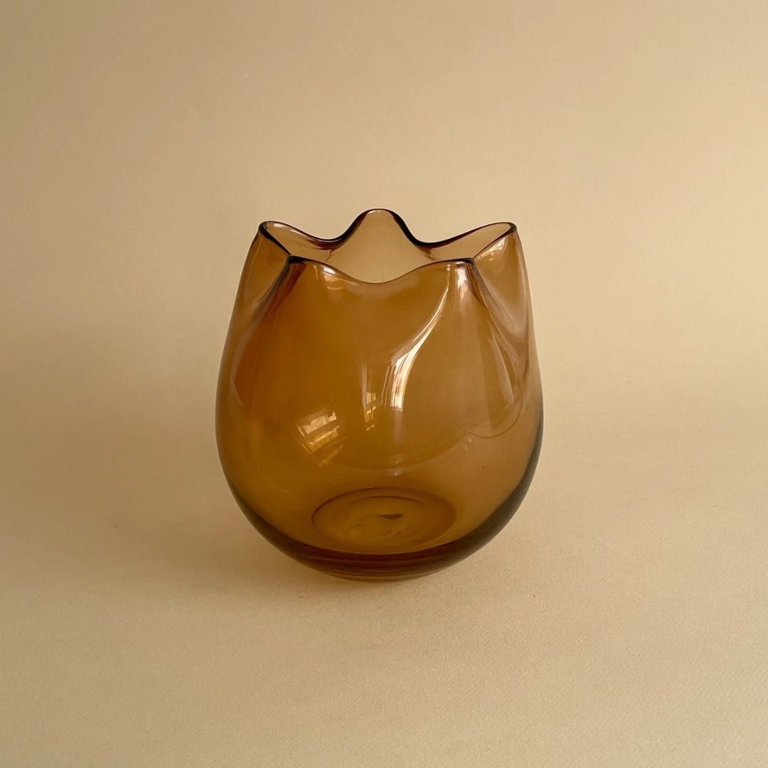 Vase brun ondulé