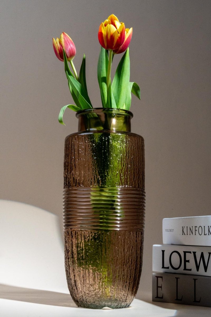 Jarrón de vidrio marrón acanalado