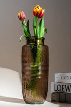 Jarrón de vidrio marrón acanalado