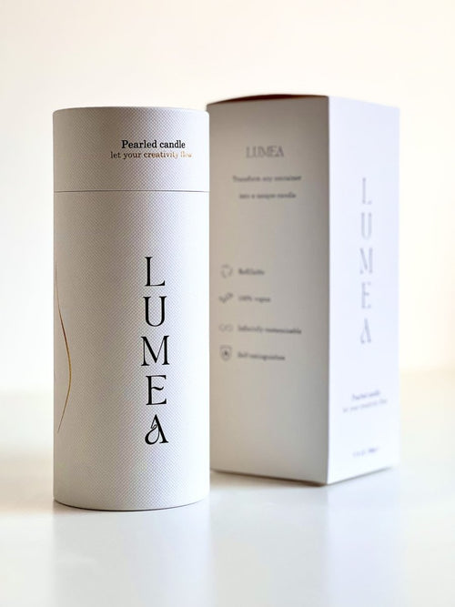 Bougie rechargeable 500g Lumea – bougie en perles végétales, personnalisable, auto-sécurisante, dans un packaging blanc haut de gamme, idée cadeau.
