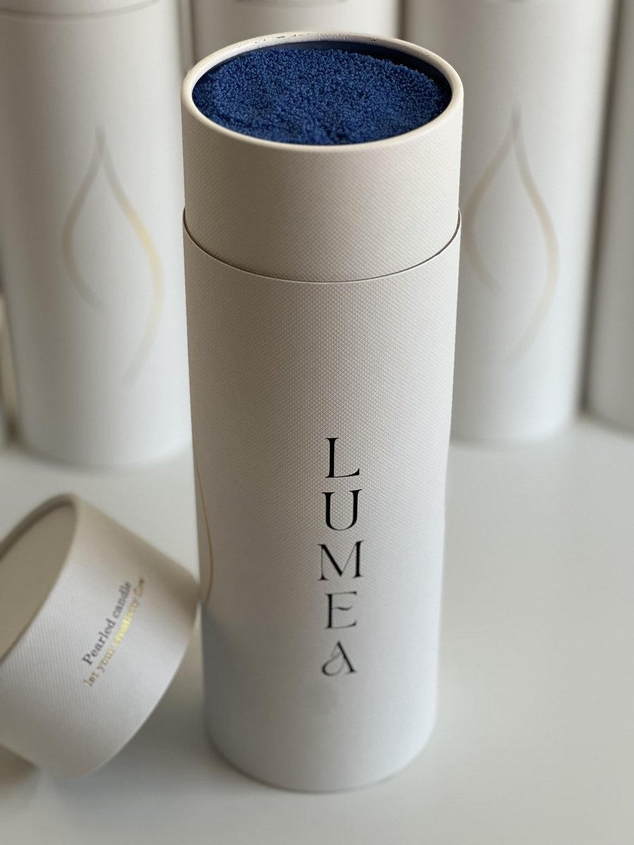 Bougie rechargeable 1kg Lumea – bougie en perles végétales, personnalisable, auto-sécurisante, dans un packaging blanc haut de gamme.