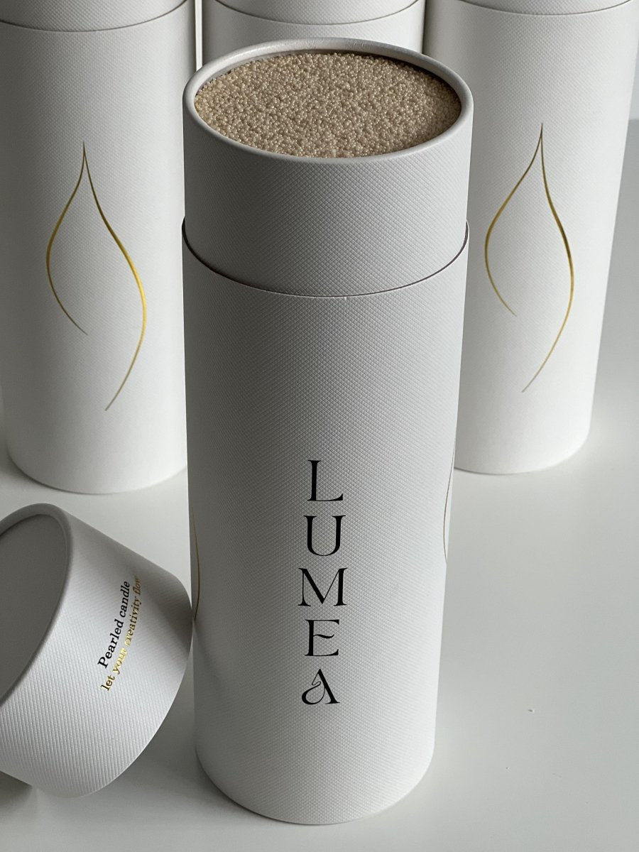 Bougie rechargeable 1kg Lumea – bougie en perles végétales, personnalisable, auto-sécurisante, dans un packaging blanc haut de gamme.