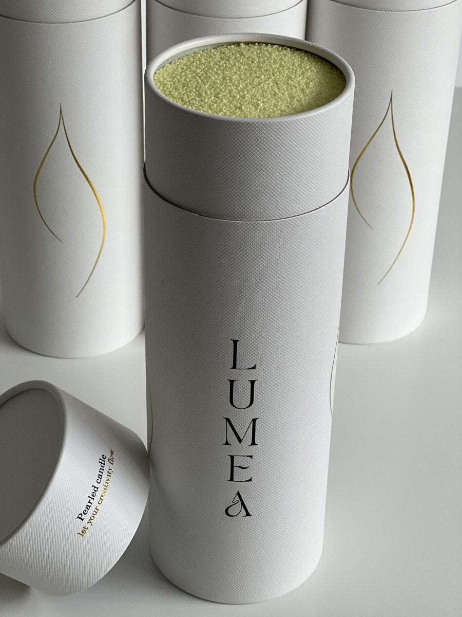 Bougie rechargeable 1kg Lumea – bougie en perles végétales, personnalisable, auto-sécurisante, dans un packaging blanc haut de gamme.