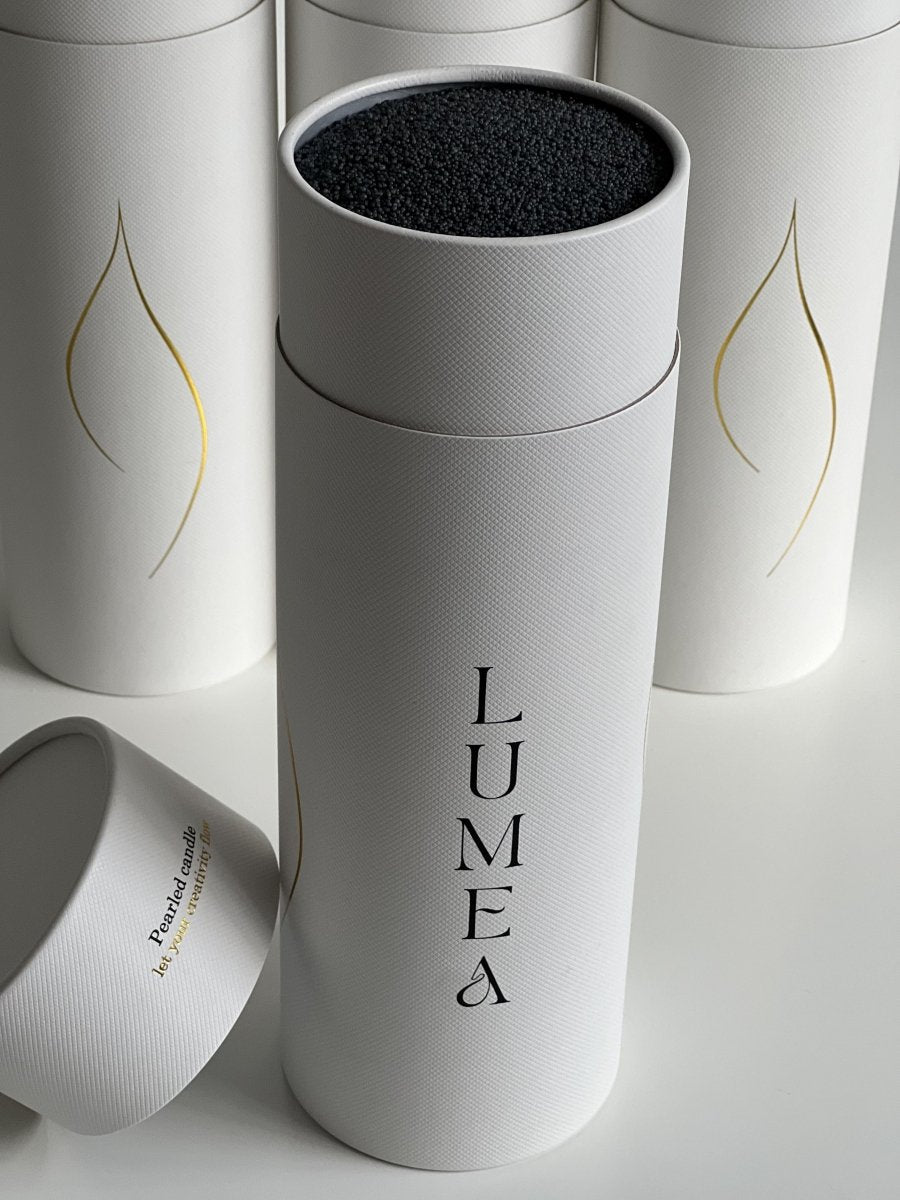Bougie rechargeable 1k Lumea – bougie en perles végétales, personnalisable, auto-sécurisante, dans un packaging blanc haut de gamme.