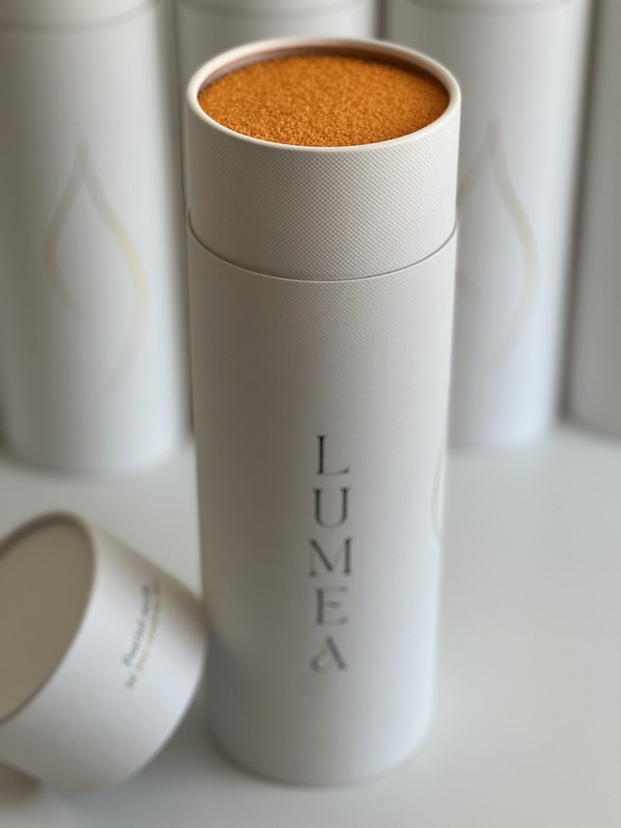 Bougie rechargeable 1kg Lumea – bougie en perles végétales, personnalisable, auto-sécurisante, dans un packaging blanc haut de gamme, idée cadeau.