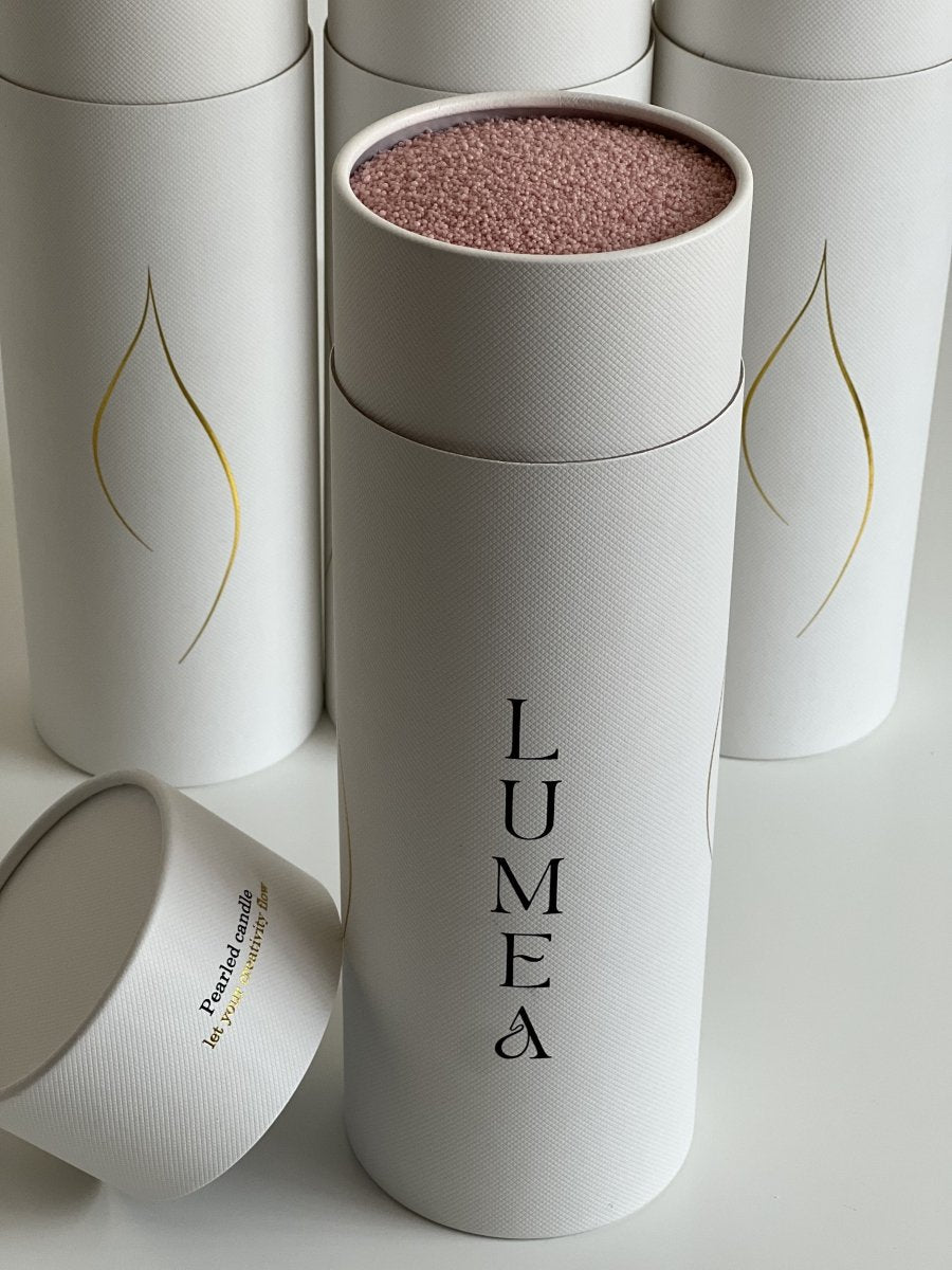 Bougie rechargeable 1kg Lumea – bougie en perles végétales, personnalisable, auto-sécurisante, dans un packaging blanc haut de gamme.