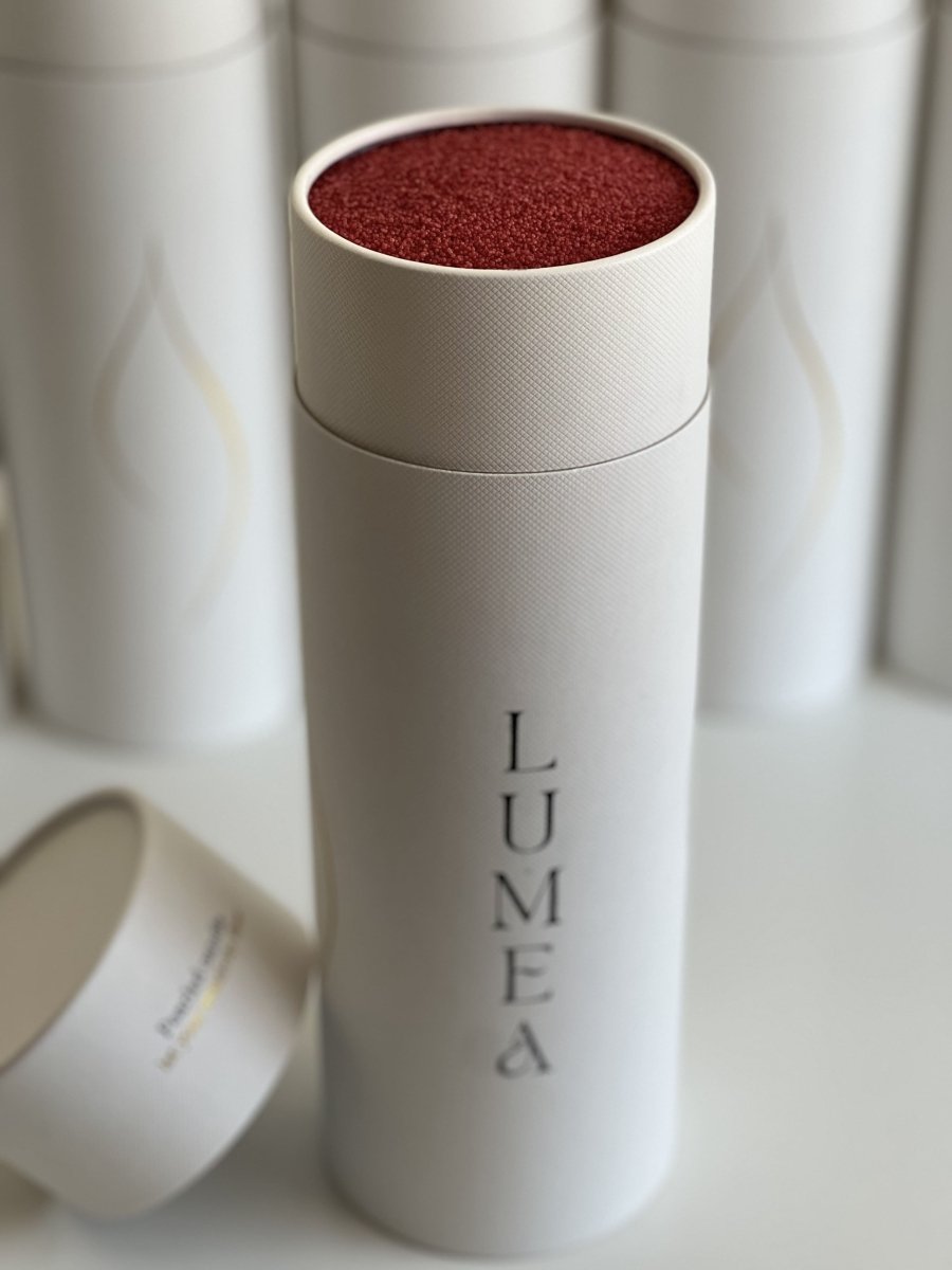 Bougie rechargeable 1kg Lumea – bougie en perles végétales, personnalisable, auto-sécurisante, dans un packaging blanc haut de gamme, idée cadeau.