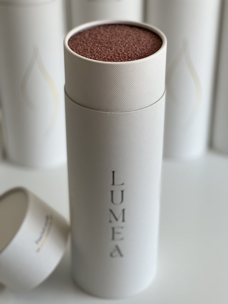 Bougie rechargeable 1kg Lumea – bougie en perles végétales, personnalisable, auto-sécurisante, dans un packaging blanc haut de gamme, idée cadeau.