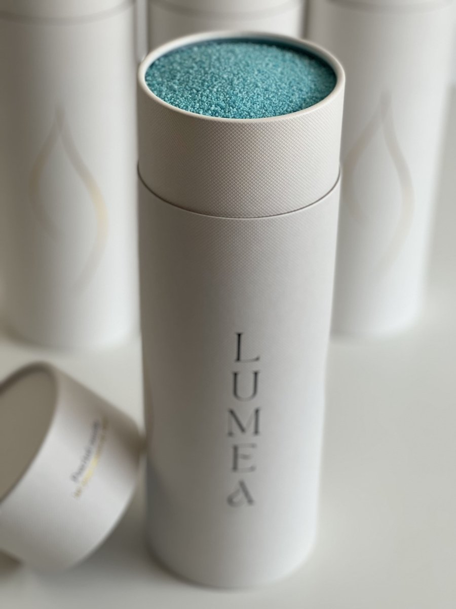 Bougie rechargeable 1kg Lumea – bougie en perles végétales, personnalisable, auto-sécurisante, dans un packaging blanc haut de gamme.