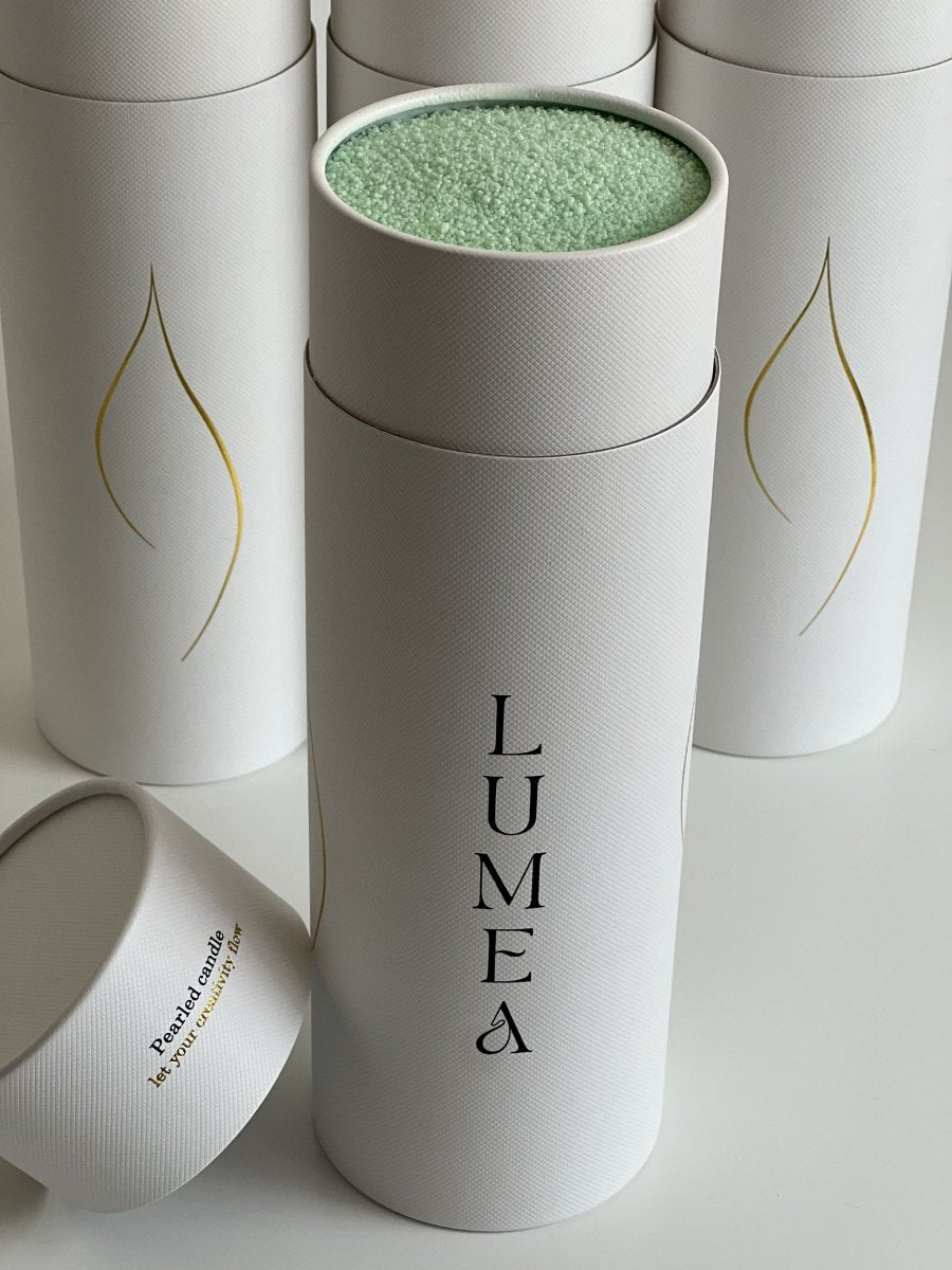 Bougie rechargeable 1kg Lumea – bougie en perles végétales, personnalisable, auto-sécurisante, dans un packaging blanc haut de gamme.