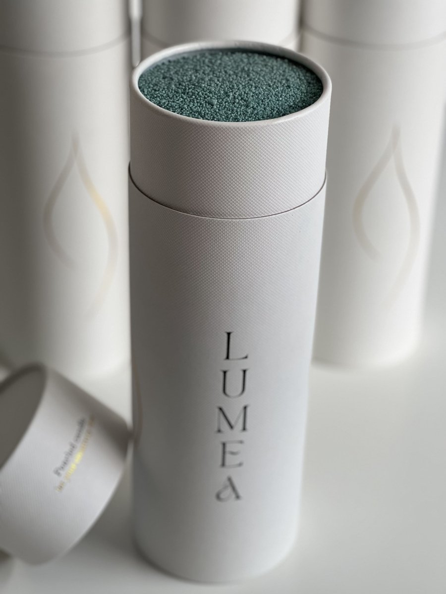 Bougie rechargeable 1kg Lumea – bougie en perles végétales, personnalisable, auto-sécurisante, dans un packaging blanc haut de gamme.