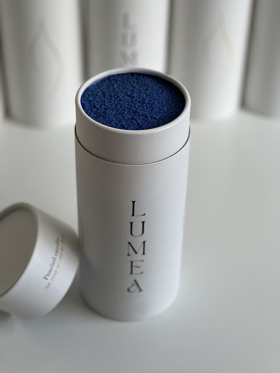 Bougie rechargeable 500g Lumea – bougie en perles végétales, personnalisable, auto-sécurisante, dans un packaging blanc haut de gamme.