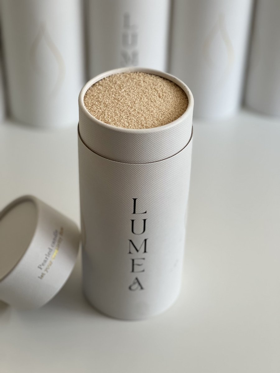 Bougie rechargeable 500g Lumea – bougie en perles végétales, personnalisable, auto-sécurisante, dans un packaging blanc haut de gamme.