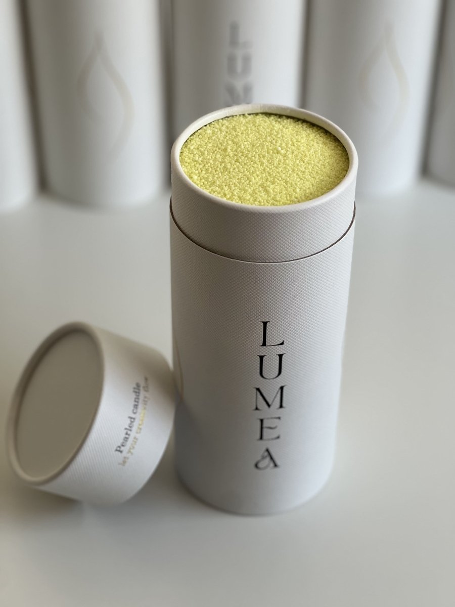 Bougie rechargeable 500g Lumea – bougie en perles végétales, personnalisable, auto-sécurisante, dans un packaging blanc haut de gamme.
