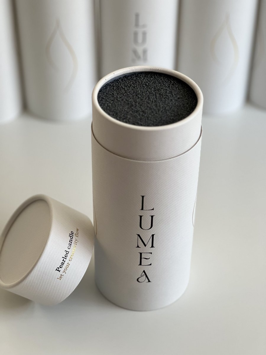 Bougie rechargeable 500g Lumea – bougie en perles végétales, personnalisable, auto-sécurisante, dans un packaging blanc haut de gamme.