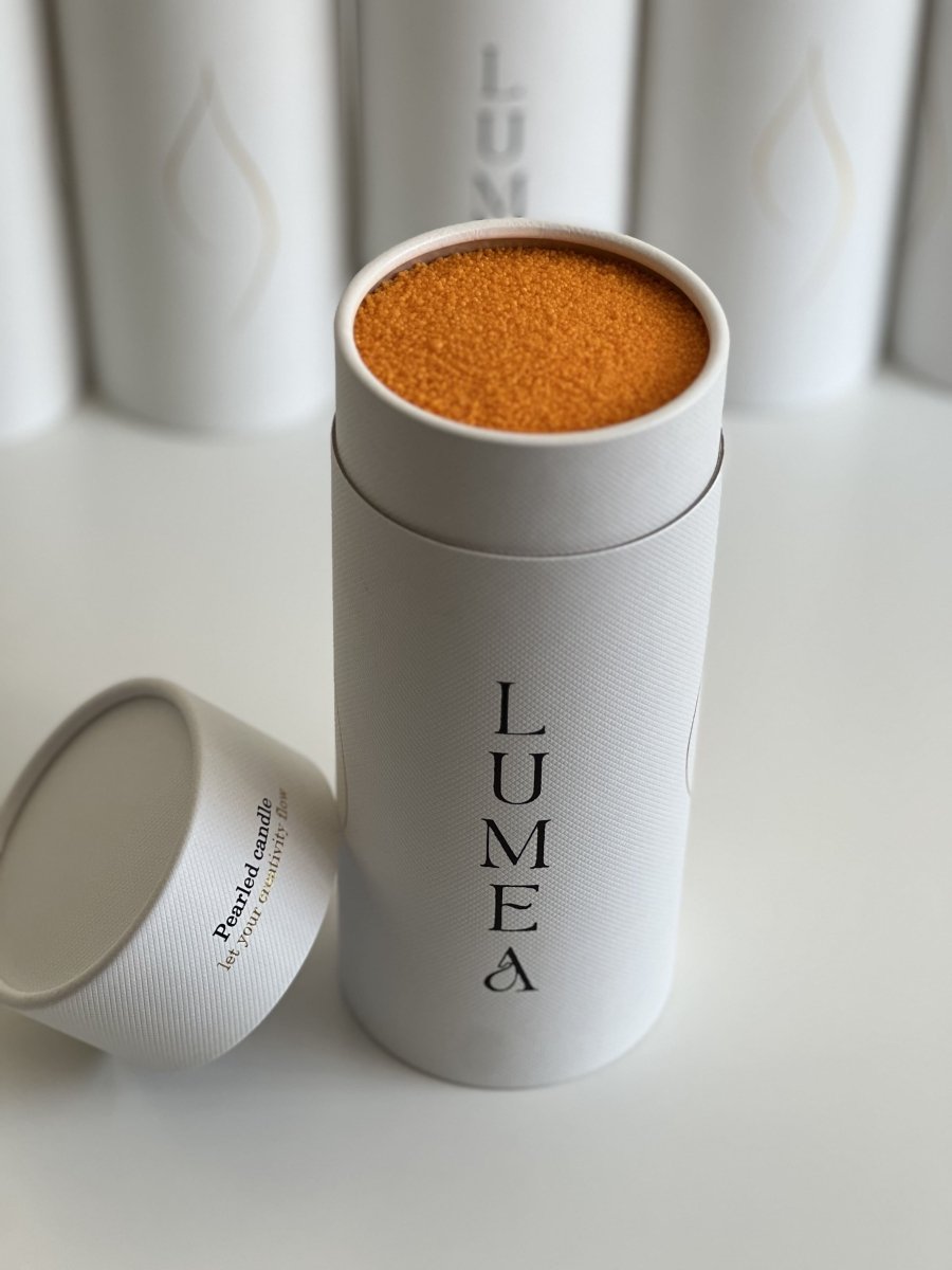 Bougie rechargeable 500g Lumea – bougie en perles végétales, personnalisable, auto-sécurisante, dans un packaging blanc haut de gamme.