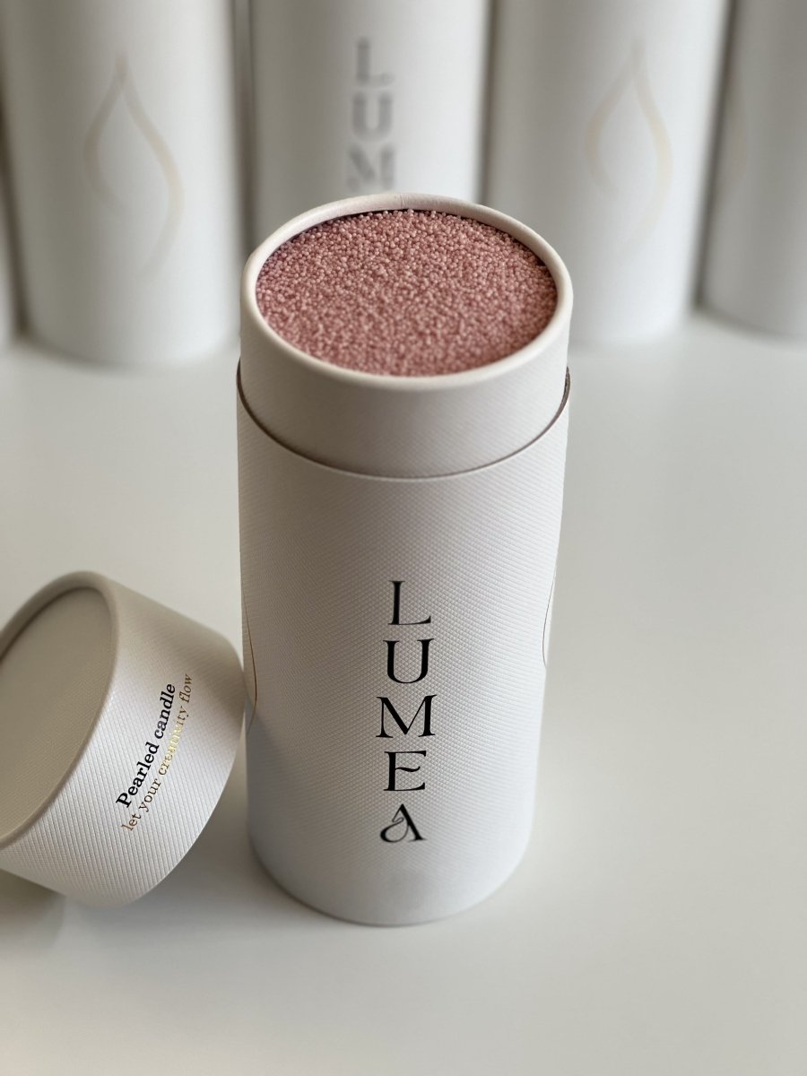 Bougie rechargeable 500g Lumea – bougie en perles végétales, personnalisable, auto-sécurisante, dans un packaging blanc haut de gamme.