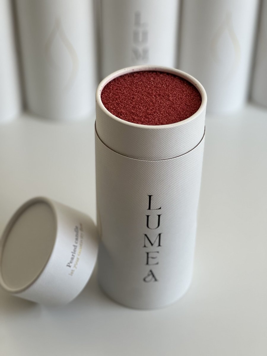 Bougie rechargeable 500g Lumea – bougie en perles végétales, personnalisable, auto-sécurisante, dans un packaging blanc haut de gamme.