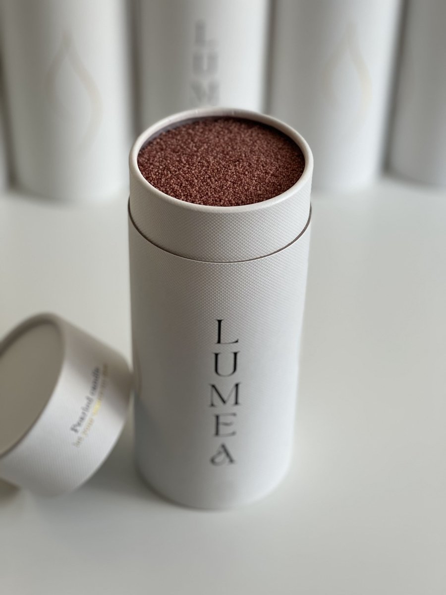 Bougie rechargeable 500g Lumea – bougie en perles végétales, personnalisable, auto-sécurisante, dans un packaging blanc haut de gamme.