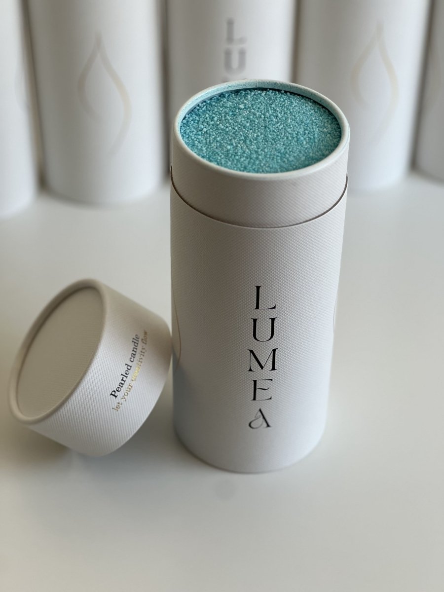 Bougie rechargeable 500g Lumea – bougie en perles végétales, personnalisable, auto-sécurisante, dans un packaging blanc haut de gamme.