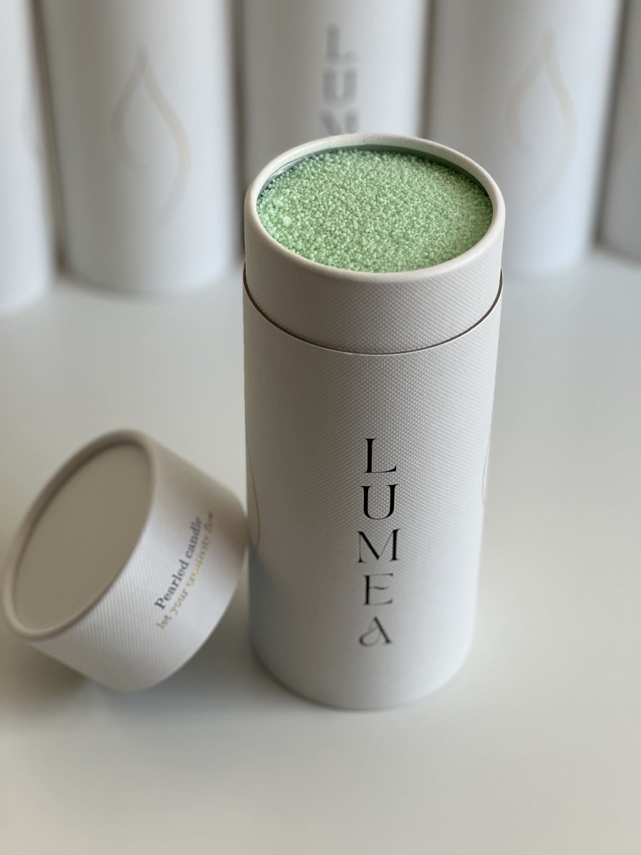 Bougie rechargeable 500g Lumea – bougie en perles végétales, personnalisable, auto-sécurisante, dans un packaging blanc haut de gamme.
