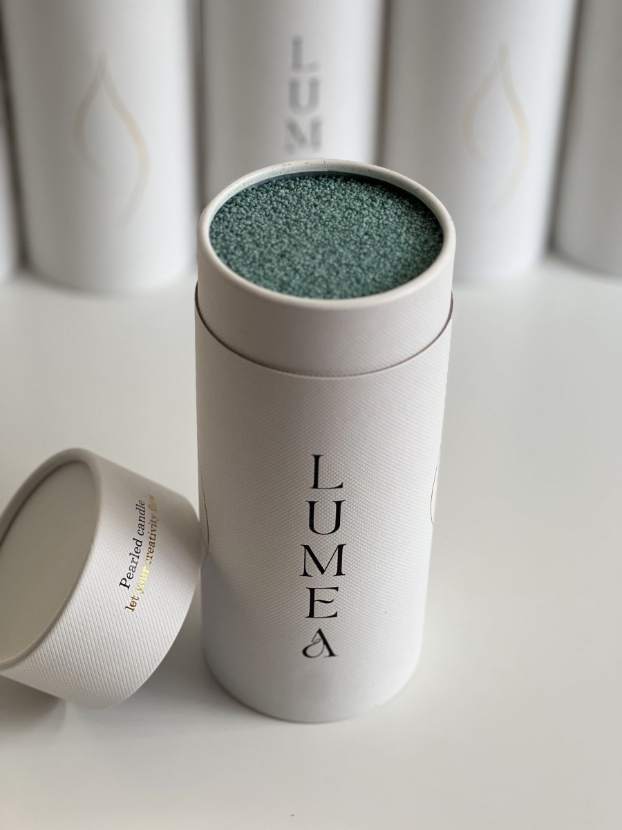 Bougie rechargeable 500g Lumea – bougie en perles végétales, personnalisable, auto-sécurisante, dans un packaging blanc haut de gamme.