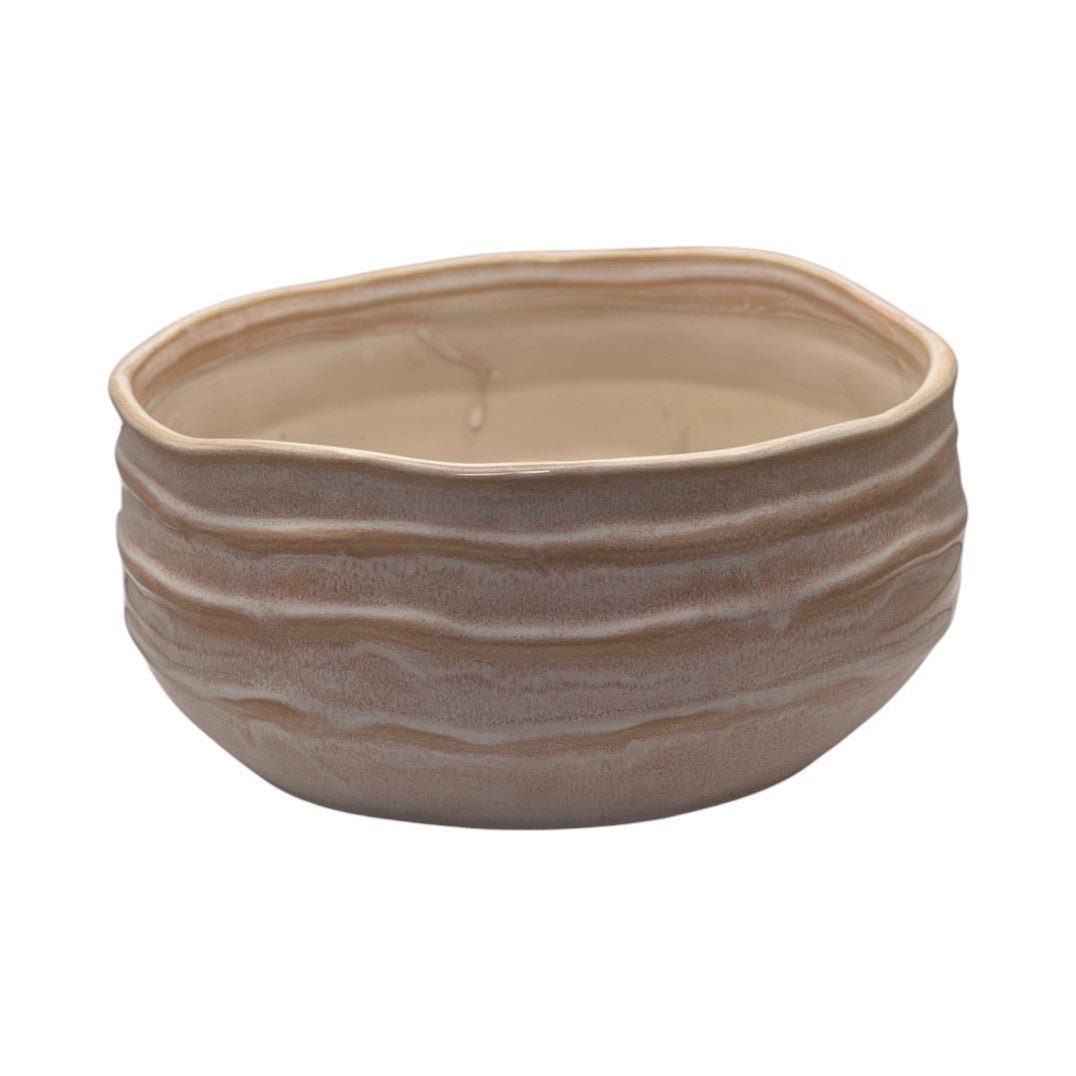 Cache-pot en céramique finition beige et terracotta, à la forme irrégulière inspirée de la nature. Fait main, parfait pour les plantes grasses ou en élément décoratif.