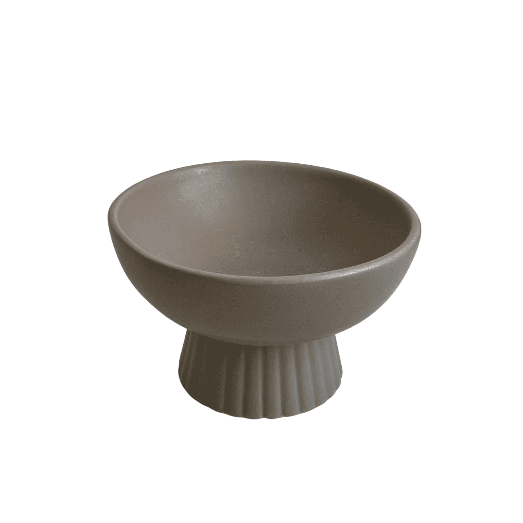 Coupe décorative en céramique finition mate taupe, posée sur un pied strié — idéale pour accueillir des fruits, fleurs séchées ou bougie perlée.