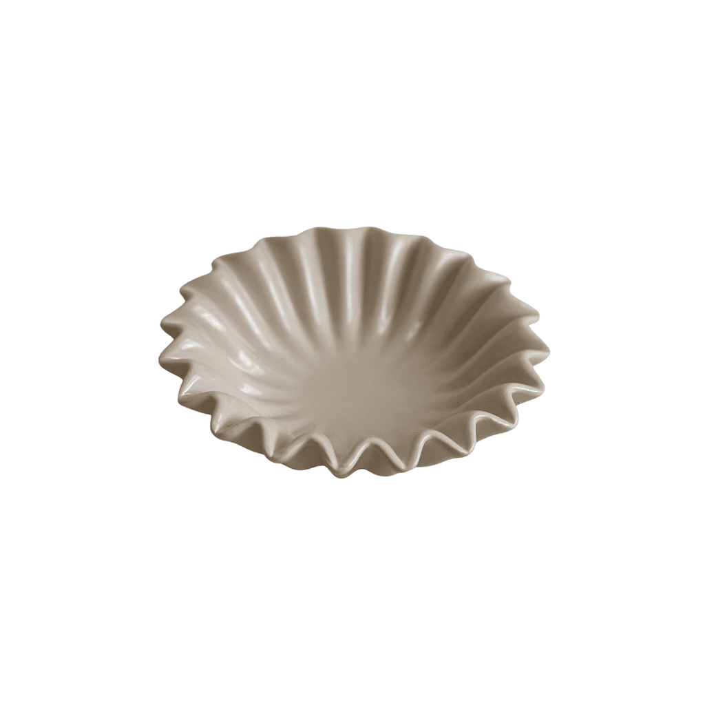 Coupelles décoratives en céramique beige à forme sculpturale ondulée, idéales comme support de bougie perlée ou objet de décoration intérieur moderne.