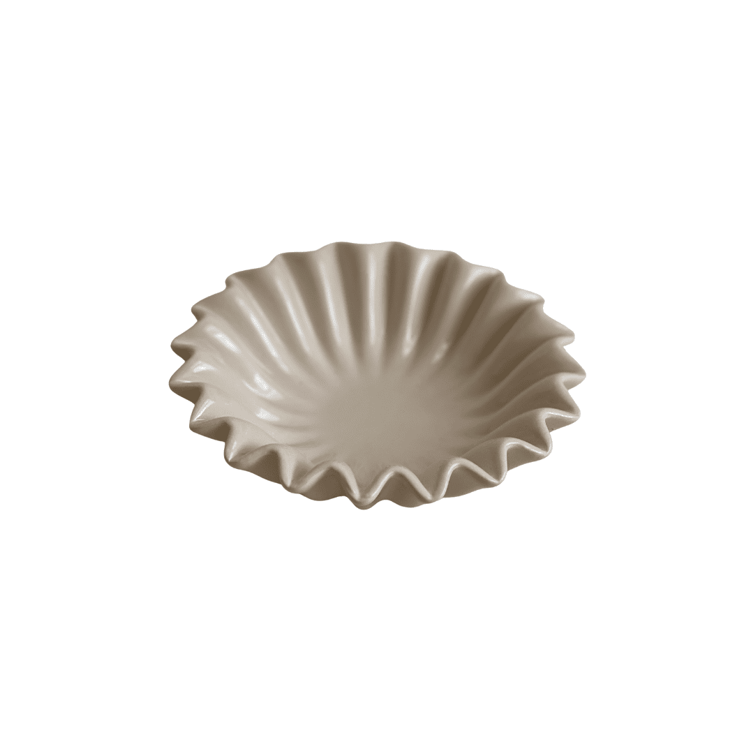 Coupelles décoratives en céramique beige à forme sculpturale ondulée, idéales comme support de bougie perlée ou objet de décoration intérieur moderne.