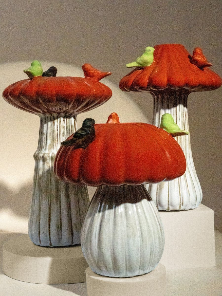 Objets décoratifs en céramique en forme de champignons rouges avec petits oiseaux colorés, parfaits pour une ambiance automnale chaleureuse et une idée cadeau originale.