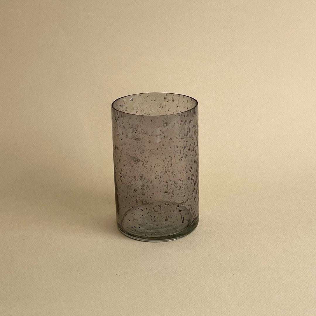 Vase gris cylindrique