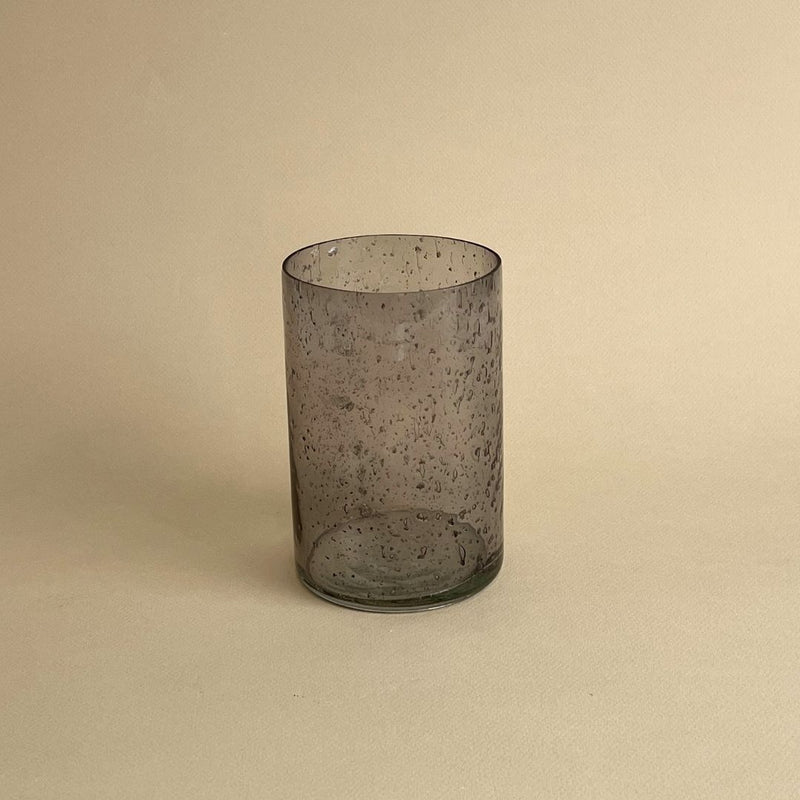 Vase gris cylindrique