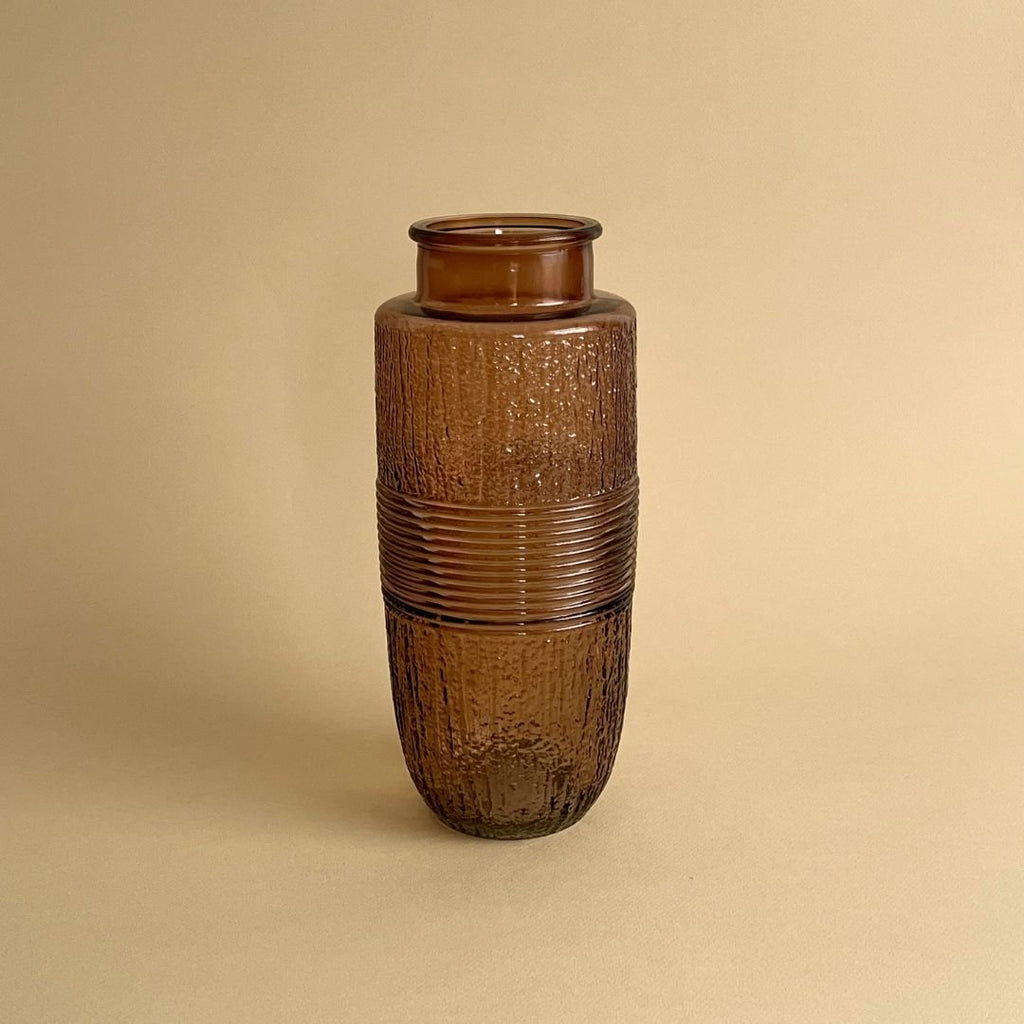Jarrón de vidrio marrón acanalado
