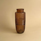 Jarrón de vidrio marrón acanalado